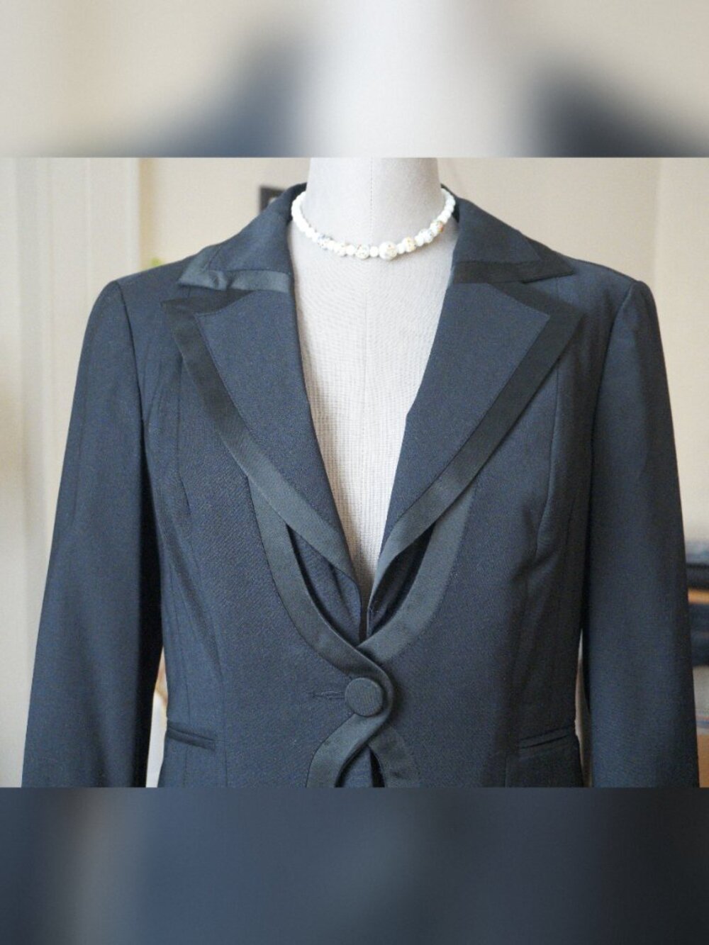 🖤 bebe Elegant Black Tuxedo Style Satin Trim Fitted Blazer Jacket - Size 10 💼✨ - Picture 2 of 7
